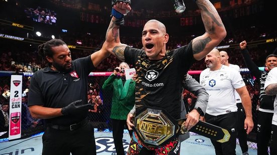 Com um nocaute em apenas 1 minuto e 20 segundos, Poatan mostra sua força e recupera o cinturão peso-meio-pesado no UFC 320. - Divulgação: Jeff Bottari/Zuffa LLC