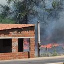 A fumaça densa e a fuligem afetaram a visibilidade e a respiração dos moradores, gerando preocupação na comunidade local. - Foto: Defesa Civil de Carnaubais