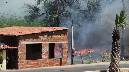 A fumaça densa e a fuligem afetaram a visibilidade e a respiração dos moradores, gerando preocupação na comunidade local. - Foto: Defesa Civil de Carnaubais