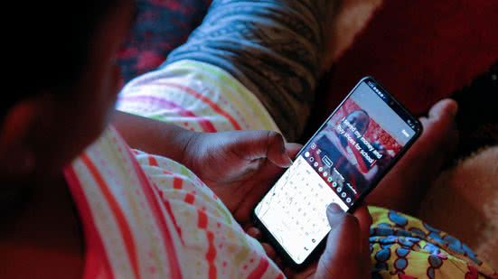 Os principais riscos incluem fraudes, deepfakes e aumento da exposição a sequestros e assédios, alertam as autoridades. - Reprodução: AMIRA KARAOUD/REUTERS