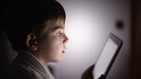 A partir de março de 2026, empresas de tecnologia devem seguir novas regras para proteger crianças e adolescentes no ambiente digital. - Foto: Christopher Furlong/Getty Images