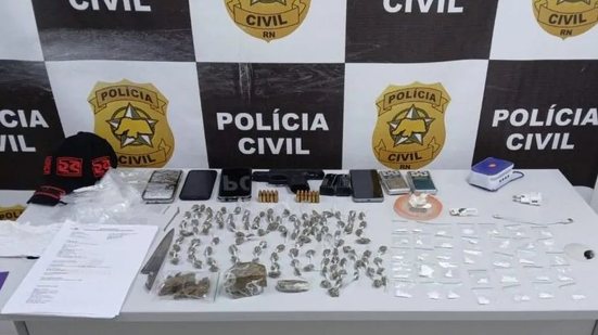 Durante a busca por um foragido, a polícia encontrou entorpecentes e uma arma de fogo roubada, resultando em prisões. - Reprodução/Polícia Civil