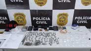 Durante a busca por um foragido, a polícia encontrou entorpecentes e uma arma de fogo roubada, resultando em prisões. - Reprodução/Polícia Civil