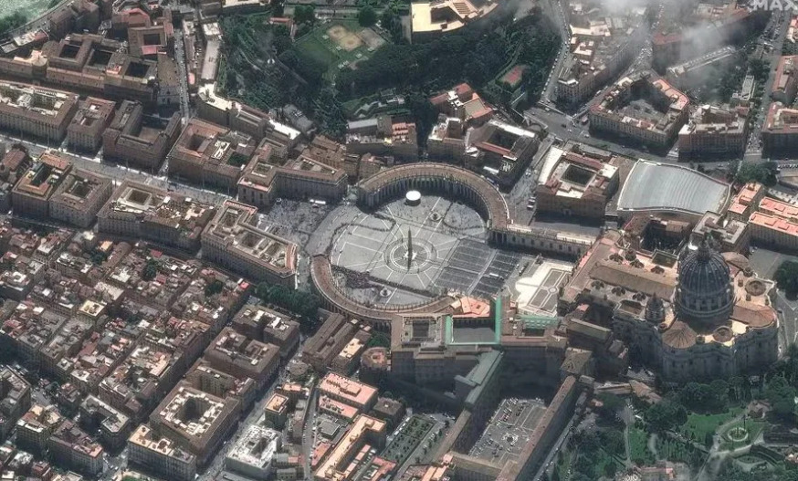 Vista aérea que mostra a multidão na Praça São Pedro