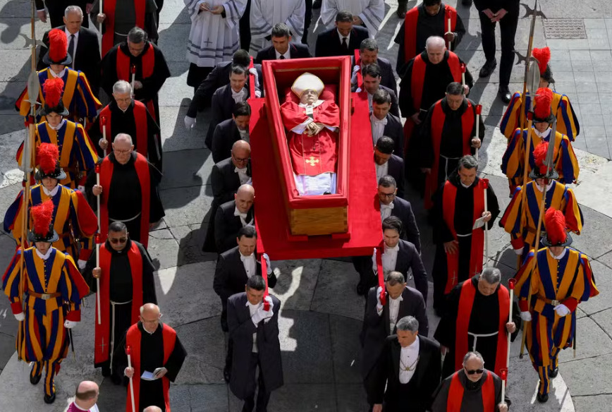 Caixão com o papa Francisco visto do alto