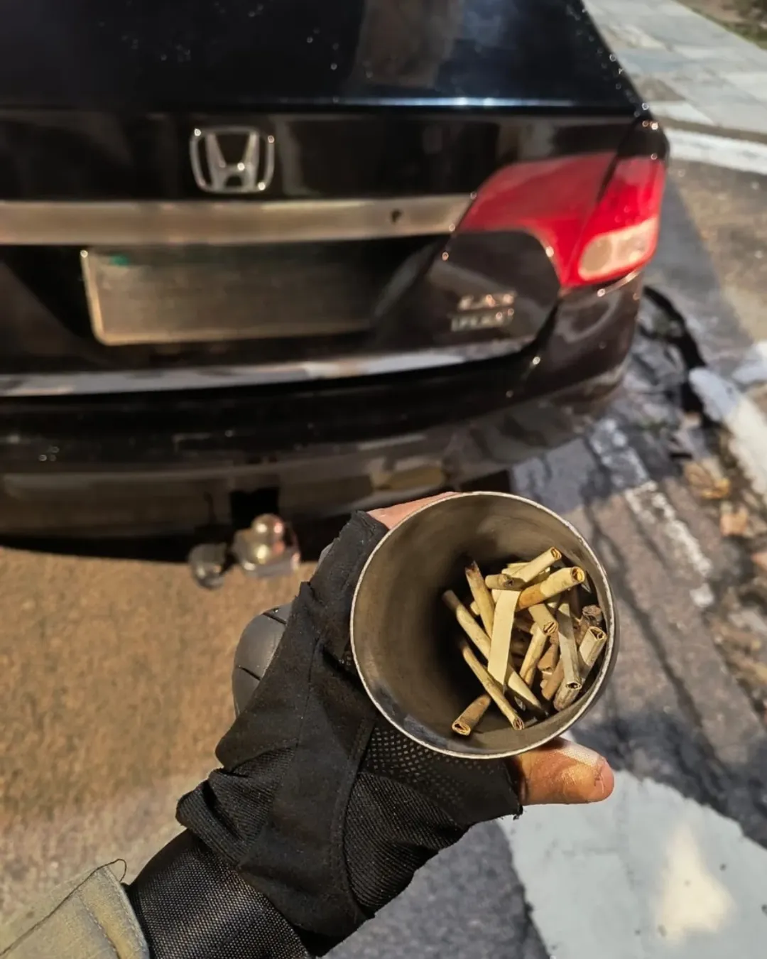 No carro que o suspeito conduzia foram encontrados cigarros de maconha 