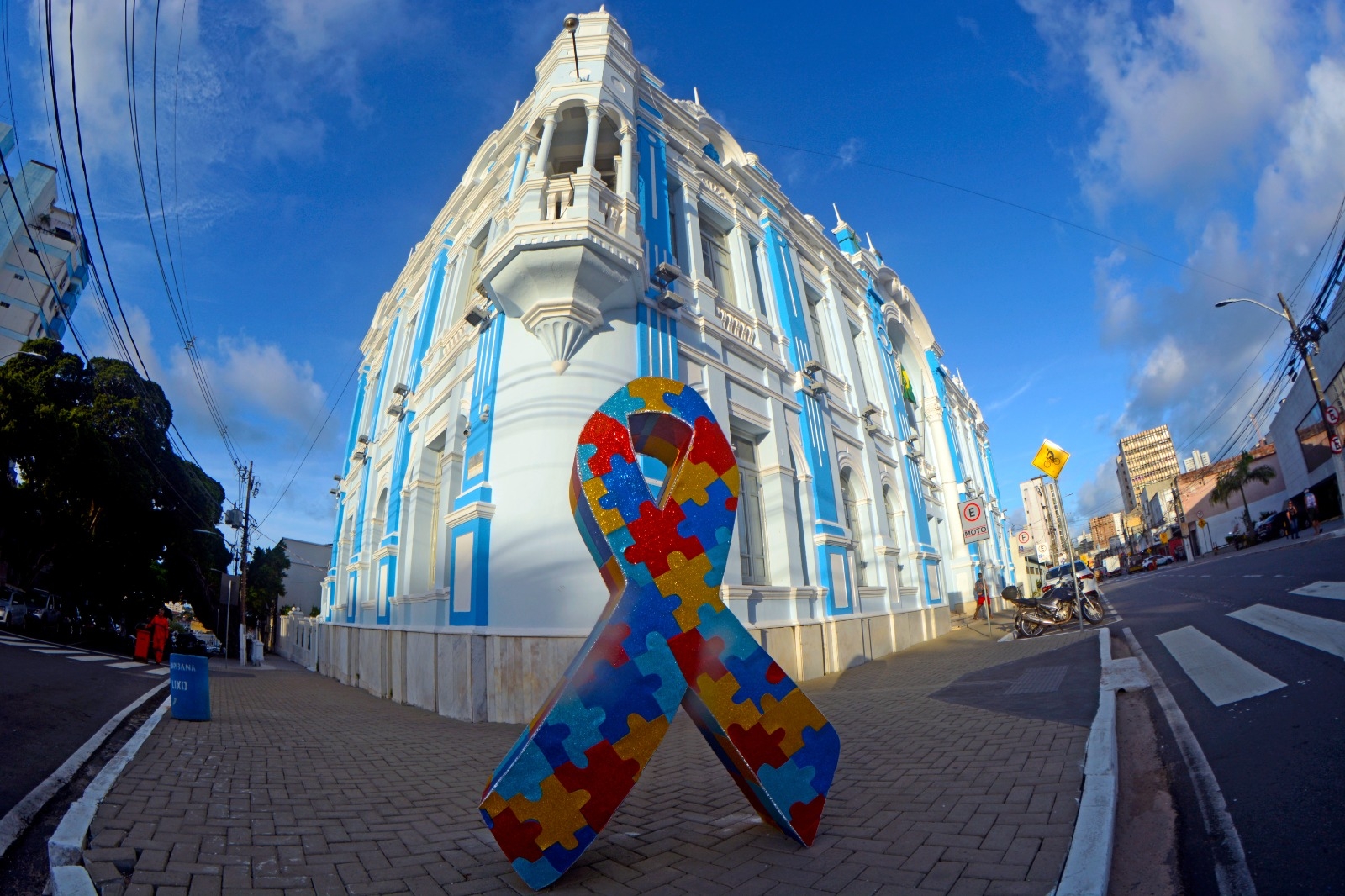 foto da fachada da Prefeitura do Natal com selo do autismo