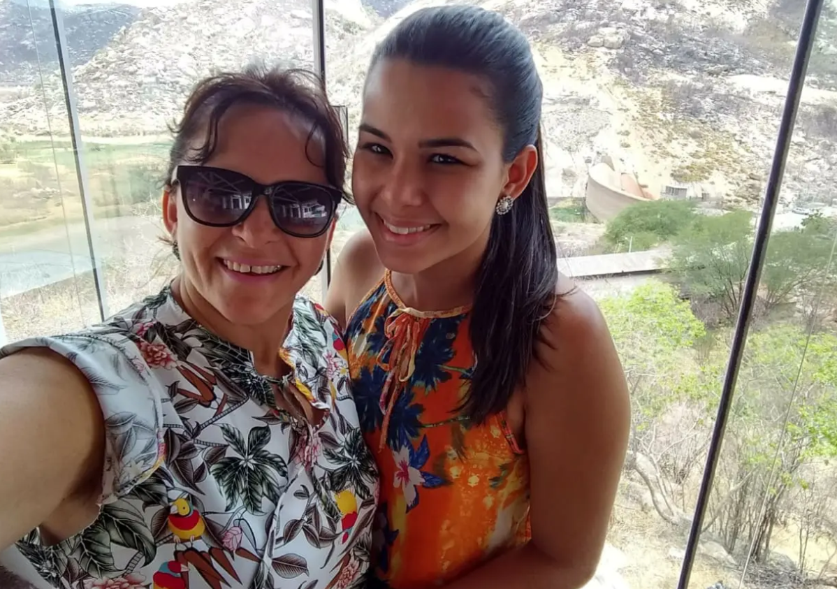 Maria Ozanete Dantas, mãe de Zaira, juntamente da jovem. Foto: Divulgação
