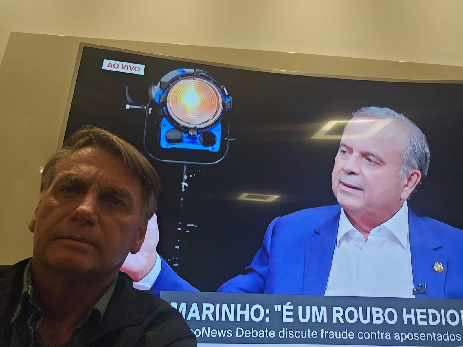 Bolsonaro assiste debate com Rogério Marinho