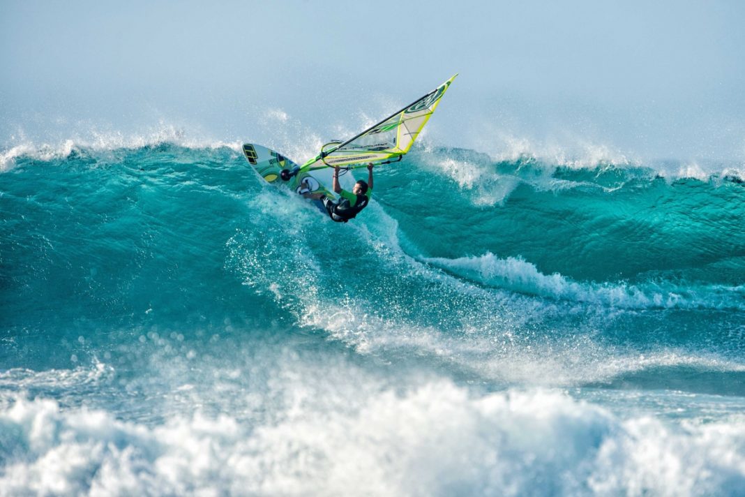 Lenda do Windsurf Kauli Seadi em manobra
