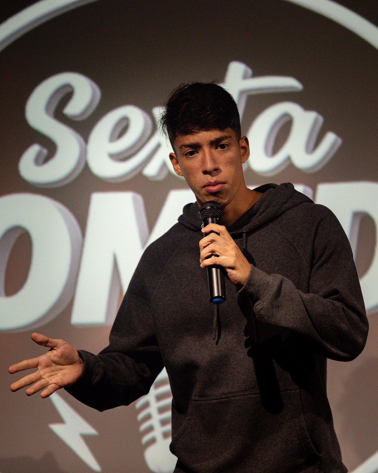 João Resenhas traz seu novo show 'Sem Direção' na sexta (30). Foto: Divulgação.