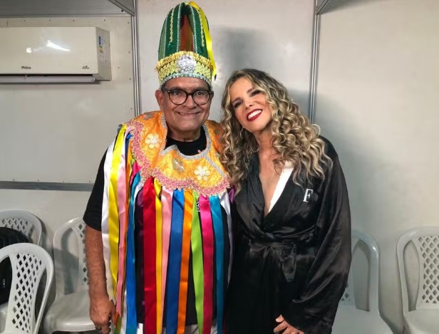 Cláudio Porpino e a cantora Márcia Freire, durante prévia de carnaval em Natal, em 2025 — Foto: Divulgação
