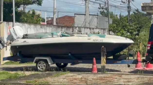 Lancha apreendida em operação.