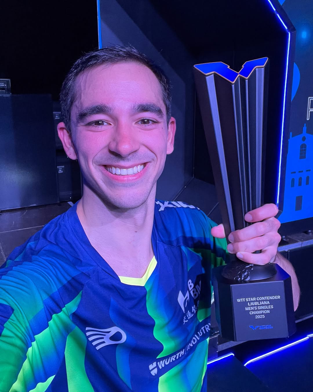 Hugo Calderano com seu troféu. Reprodução: Instagram @wtt
