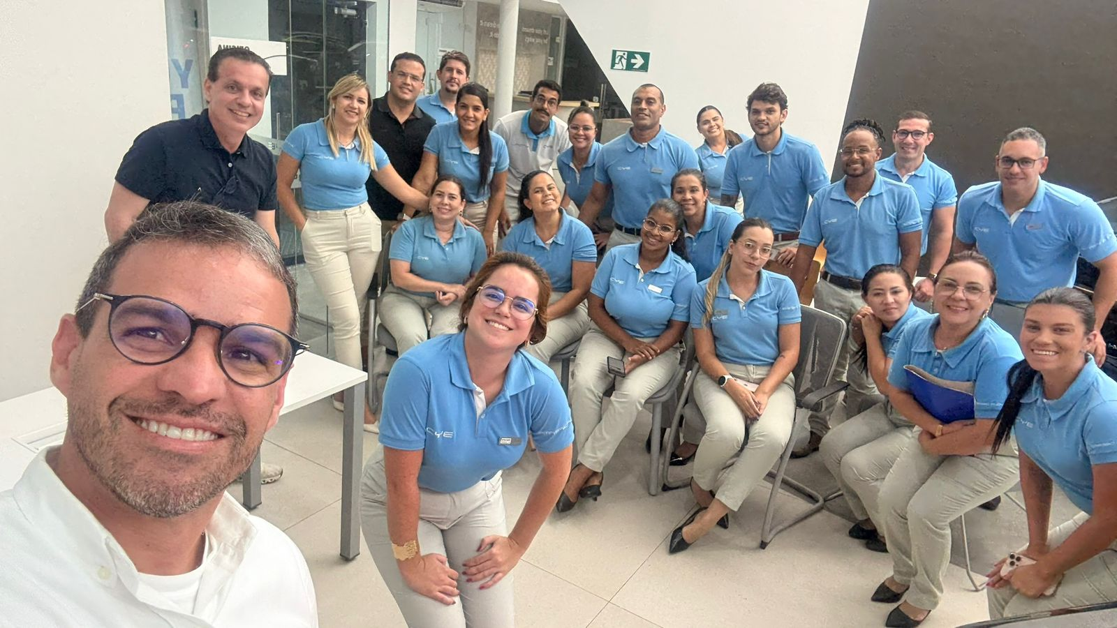 Vanderson e sua equipe de vendas, na loda da BYD Carmais, em Natal  / Foto: Arquivo pessoal