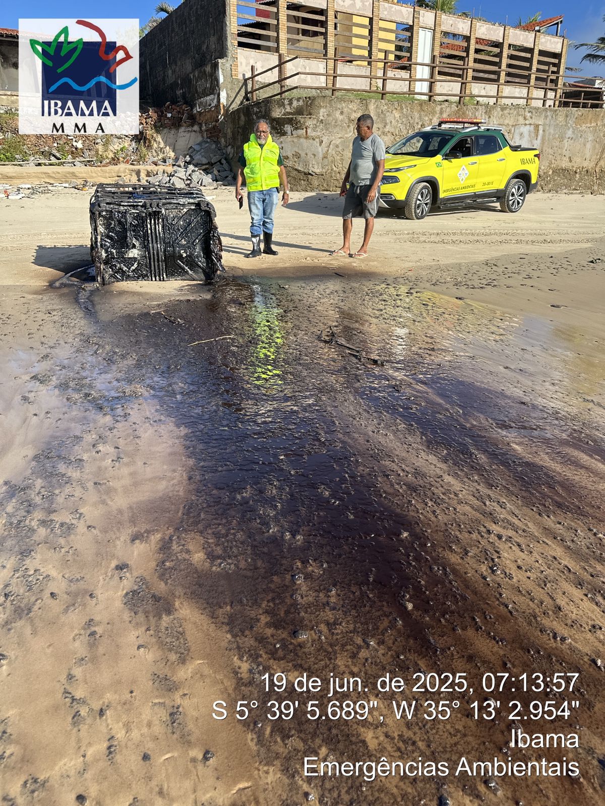 Contaminação já é visível na areia da praia. Divulgação: IBAMA
