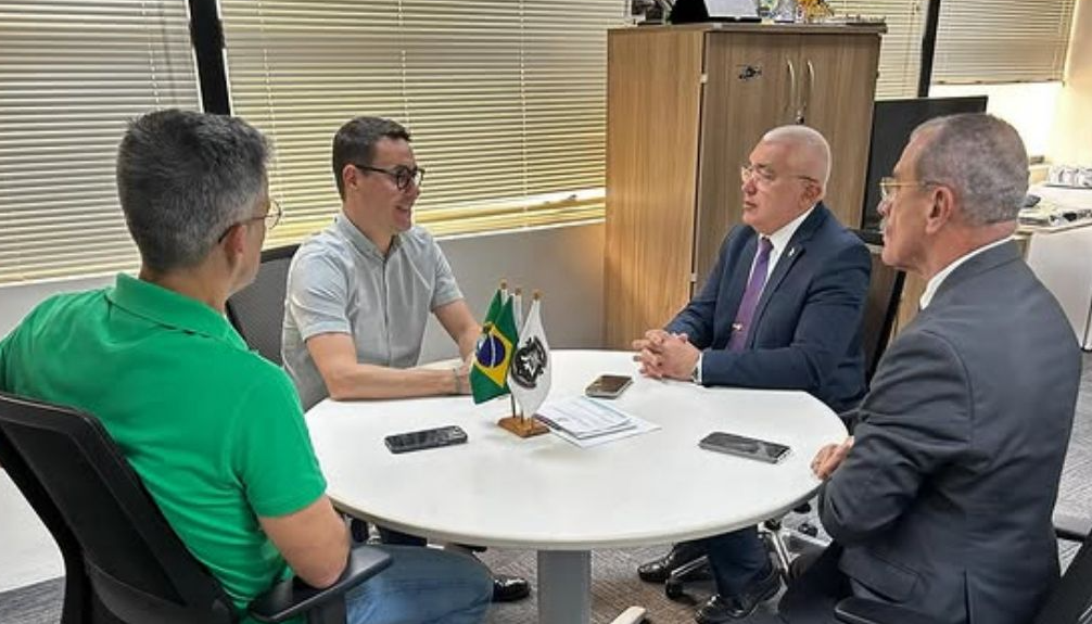 Prefeito de Pureza (camisa cinza) em conversa com representantes do cenário político potiguar. Foto: Divulgação