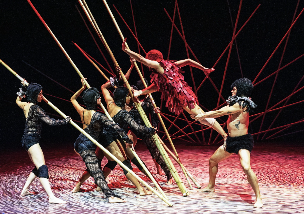 A criação foi inspirada em experiências vividas no Xingu, onde Deborah Colker mergulhou em rituais indígenas como o Kuarup. Foto: Divulgação
