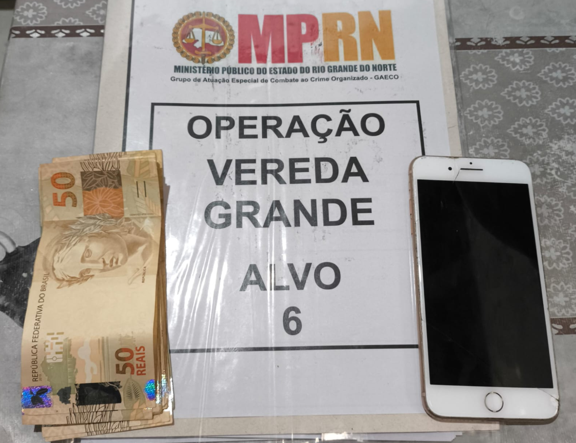 dinheiro e celular apreendidos