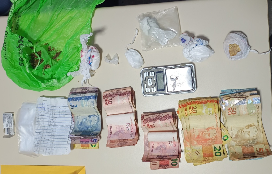 Parte do material apreendido pela polícia
