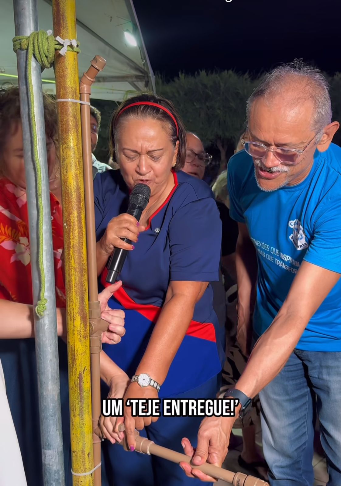 governadora abrindo a torneira do cano