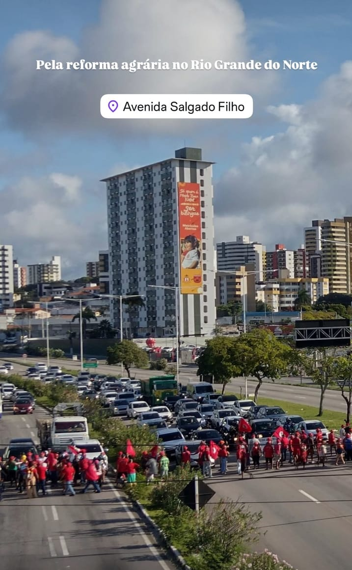 MST durante caminhada na BR-101, em Natal, fechou compoletamento o trânsito / Foto: MST