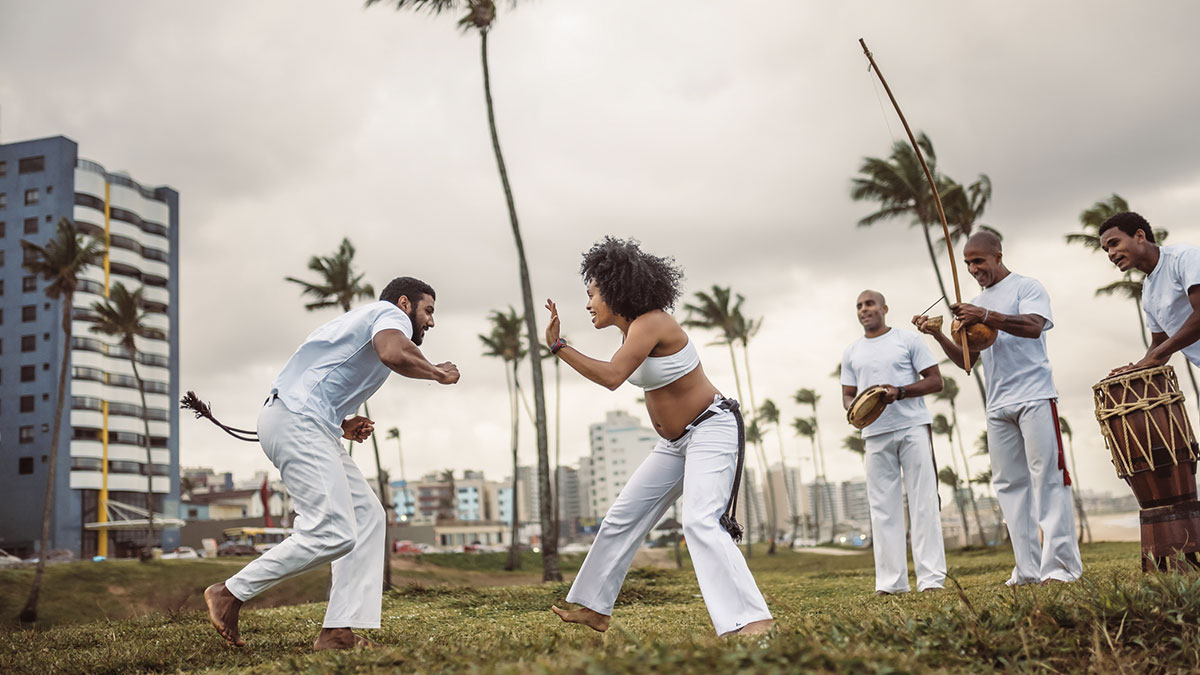  expressão cultural e esporte afro-brasileiro que mistura arte marcial, dança e música. 
