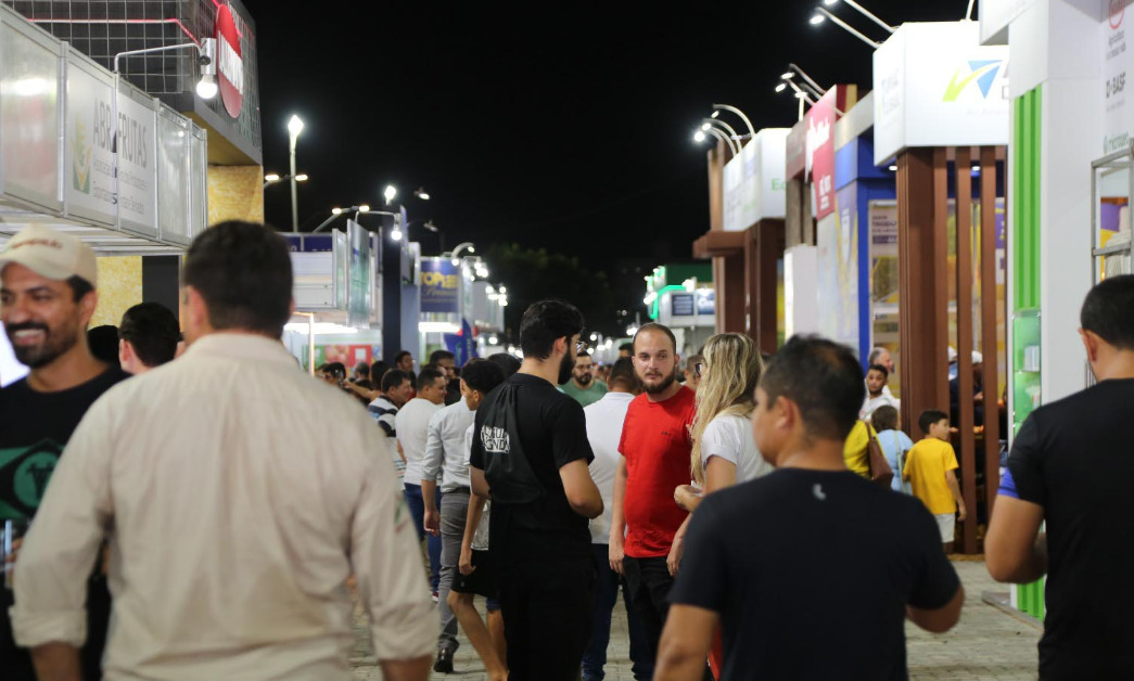 Corredores da feira que reúne milhares de pessoas 