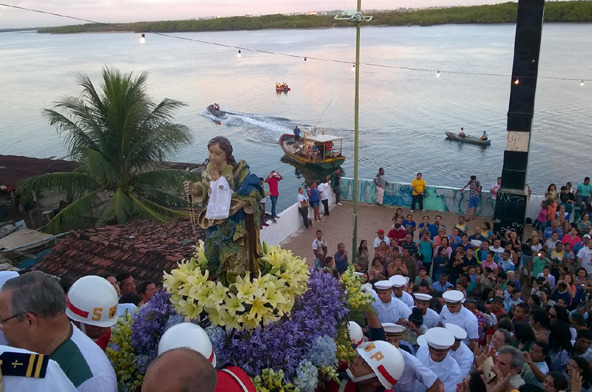 Momento onde fiéis celebram a Padroeira de Natal na Pedra do Rosário.
