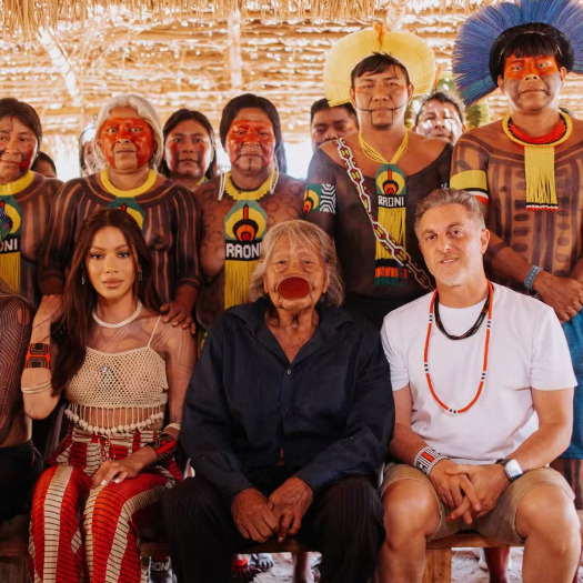 Imagem de Anitta ao lado do cacique Raoni Metuktire, que gerou polêmica.   