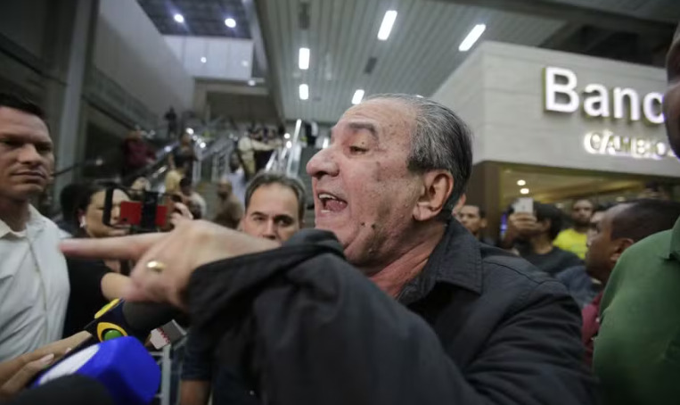 Pastor Silas Malafaia concedendo entrevista aos jornalistas em aeroporto.
