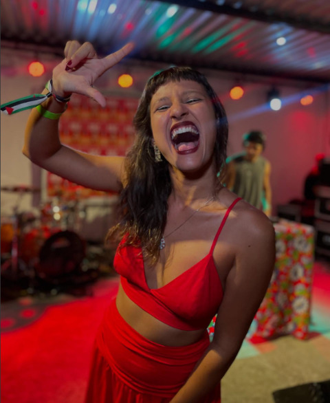 Vereadora Brisa Bracchi comemorando em evento Rolé Vermelho.