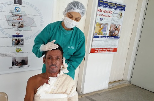 Paciente sendo atendido no centro de Queimados.