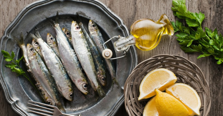Sardinhas frescas temperadas com limão.