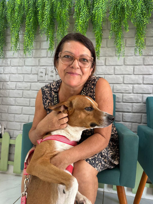 Um dos pets castrados com sua tutora.