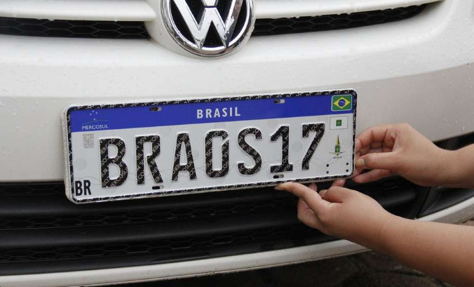 Novas placas contam com sete caracteres alfanuméricos e um QR Code.