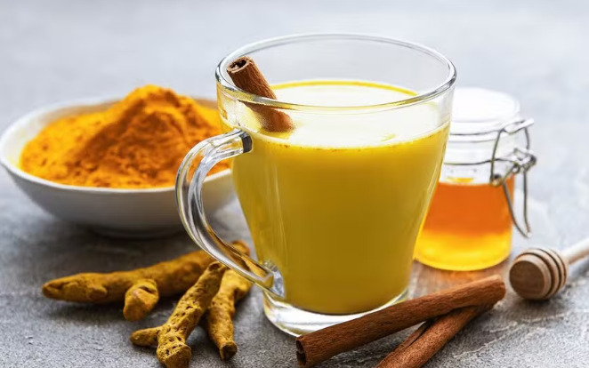 Bebida conhecida como leite dourado, tradicional da medicina ayurvédica.