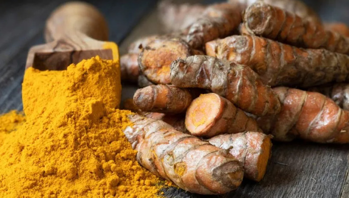A cúrcuma regula o metabolismo energético, além de ter propriedades anti-inflamatórias.