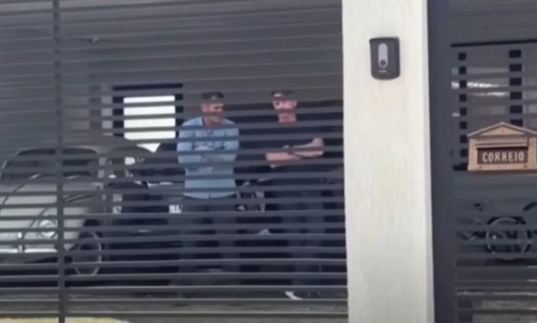 O ex-presidente Bolsonaro em prisão domiciliar.