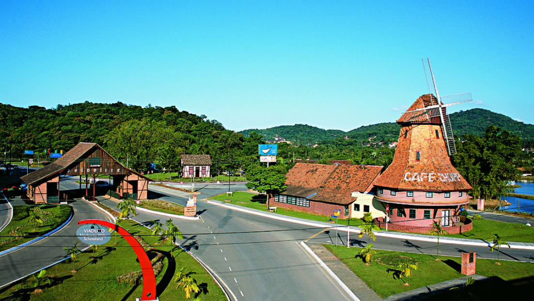 Vista da entrada principal da cidade de Joinville, Santa Catarina.