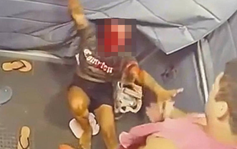 O ex-atleta Igor Cabral dentro do elevador no ato em flagrante de tentativa de feminicídio contra Juliana Soares.