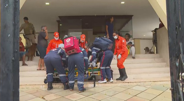 A vítima sofreu fortes agressões no rosto, teve duas costelas quebradas e precisou ser socorrida por militares por volta das 7h.