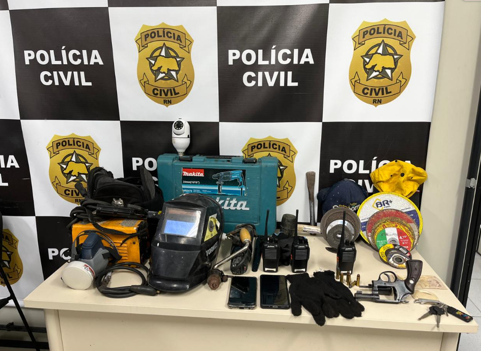 Materiais encontrados na residência do acusado. Foto: Divulgação/Polícia Civil do RN