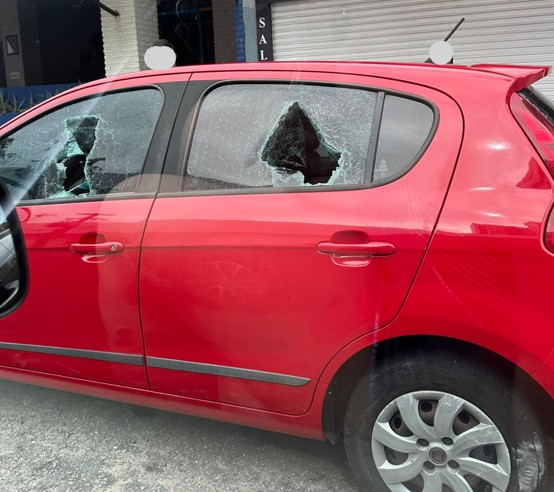 Carro quebrado durante a confusão