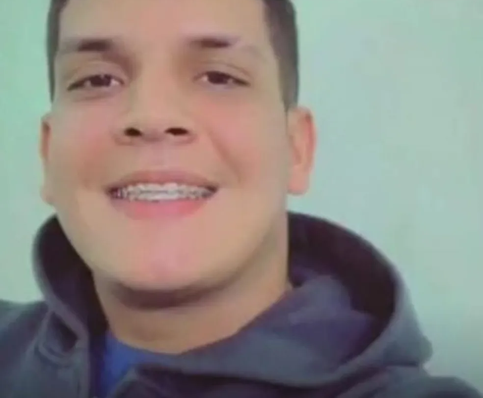 Leonardo Lucas Silva de Carvalho, de 26 anos, morreu após sofrer tiro em confusão entre torcidas organizadas em Natal / Foto: Reprodução