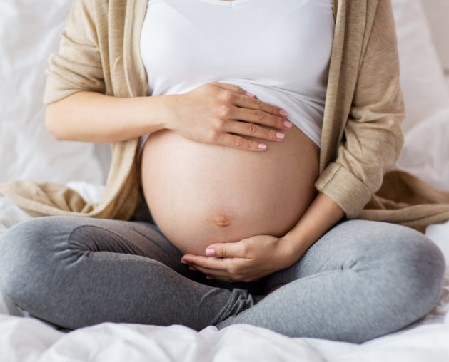 A fertilização in vitro com óvulos doados possibilita que mulheres nessa faixa etária engravidem, desde que o útero esteja saudável e preparado para receber o embrião.