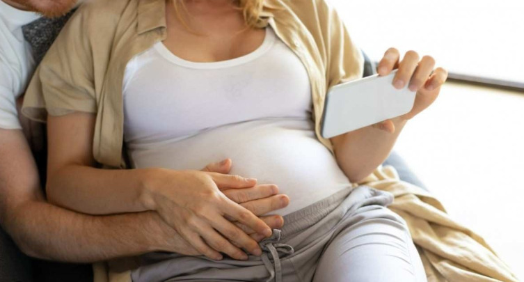 A alternativa para o caso foi engravidar por meio de um tratamento de fertilização in vitro (FIV), utilizando um óvulo doado e o sêmen do marido.