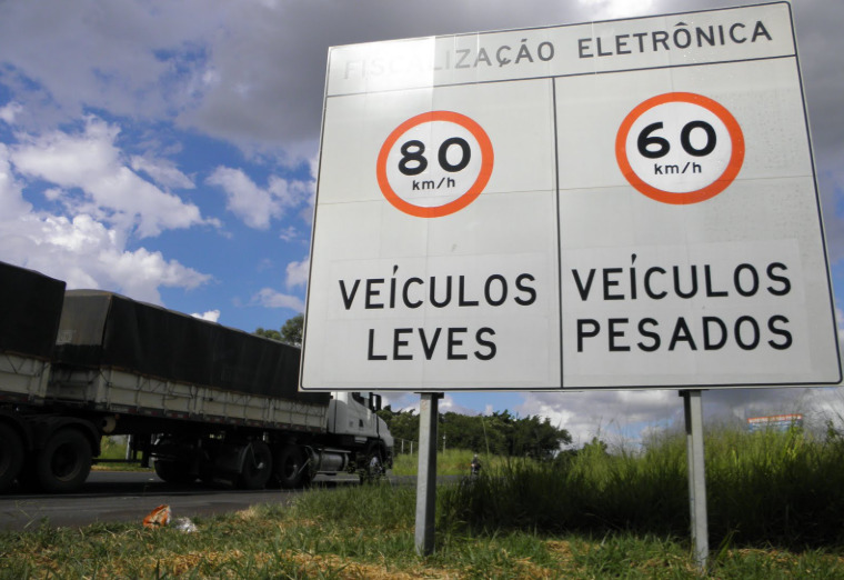 O excesso de velocidade é uma das infrações mais cometidas no país.
