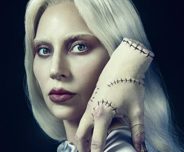 Lady Gaga como Rosaline Rotwood, professora da escola Nevermore, onde a protagonista Wandinha Addams estuda.