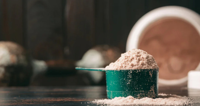 O whey protein, um dos suplementos mais popular entre praticantes de academia.
